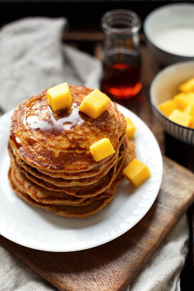 Werbung. Herrlich fluffige Carrot Cake Pancakes! Dieses 9-Zutaten Rezept ist super einfach und SO lecker. - Kochkarussell.com #pancakes #ostern #brunch