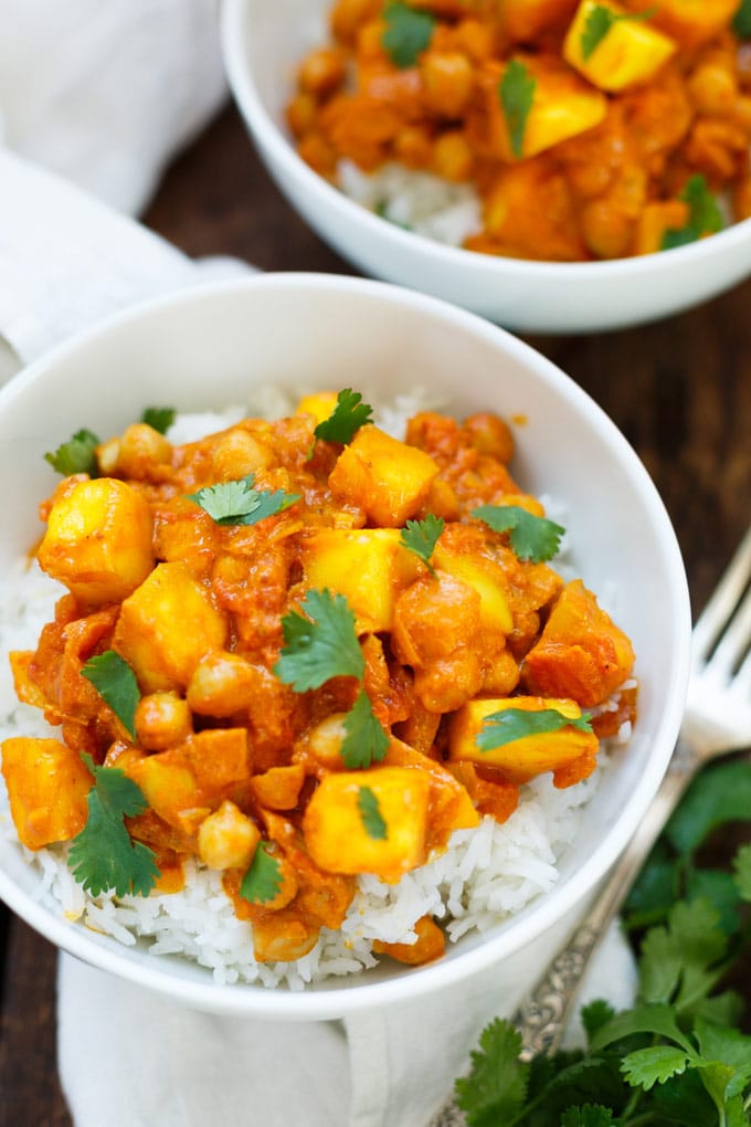 Mango-Kokos-Curry mit Kichererbsen. Dieses 30-Minuten Rezept ist vegan, einfach und unglaublich cremig! - Kochkarussell.com #curry #mango #kokos #vegan
