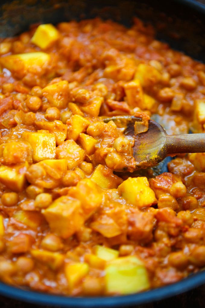 Mango-Kokos-Curry mit Kichererbsen. Dieses 30-Minuten Rezept ist vegan, einfach und unglaublich cremig! - Kochkarussell.com #curry #mango #kokos #vegan