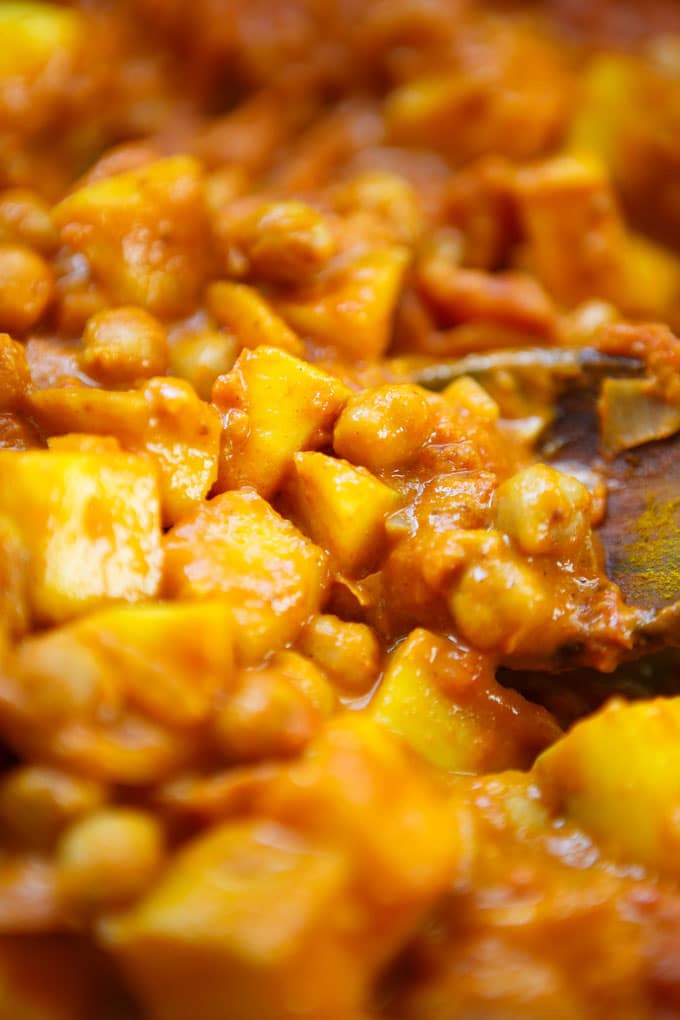 Mango-Kokos-Curry mit Kichererbsen. Dieses 30-Minuten Rezept ist vegan, einfach und unglaublich cremig! - Kochkarussell.com #curry #mango #kokos #vegan