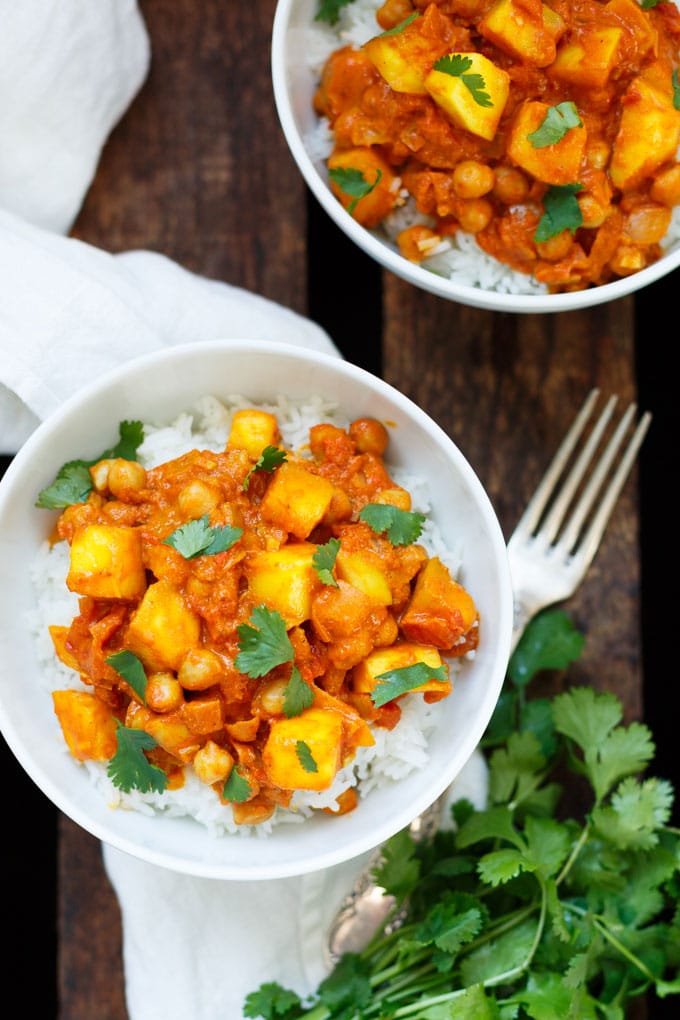Mango-Kokos-Curry mit Kichererbsen. Dieses 30-Minuten Rezept ist vegan, einfach und unglaublich cremig! - Kochkarussell.com #curry #mango #kokos #vegan