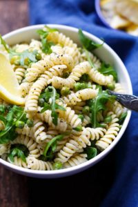 Rucola Erbsen-Nudelsalat mit Joghurt-Dill-Sauce