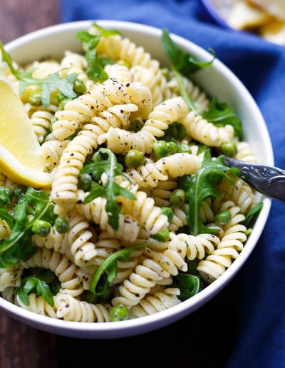 Rucola Erbsen-Nudelsalat mit Joghurt-Dill-Sauce