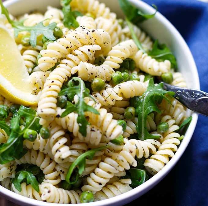 20-Minuten Rucola-Erbsen-Nudelsalat mit Joghurt-Dill-Sauce