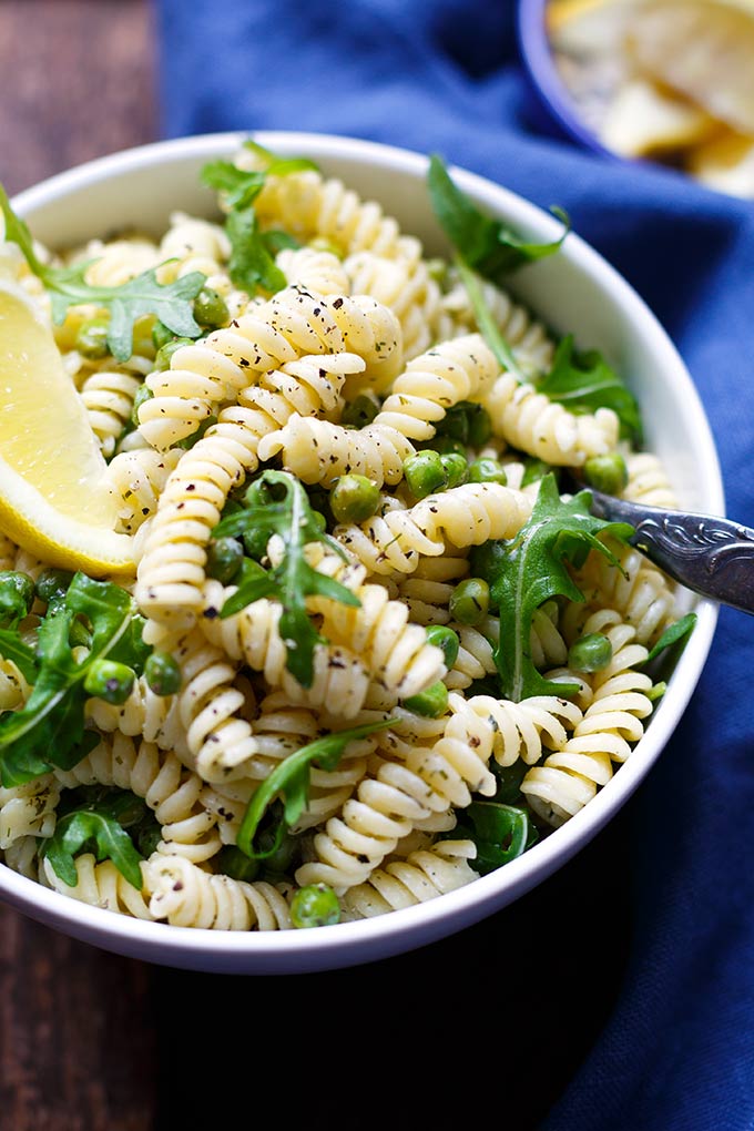 20-Minuten Rucola-Erbsen-Nudelsalat mit Joghurt-Dill-Sauce. Dieses frühlingshafte 8-Zutaten Rezept ist super einfach, zitronig und lecker! - Kochkarussell.com #nudelsalat #pastasalad #spring