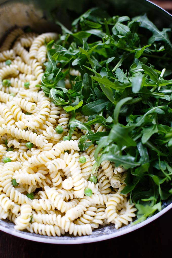 20-Minuten Rucola-Erbsen-Nudelsalat mit Joghurt-Dill-Sauce. Dieses frühlingshafte 8-Zutaten Rezept ist super einfach, zitronig und lecker! - Kochkarussell.com #nudelsalat #pastasalad #spring