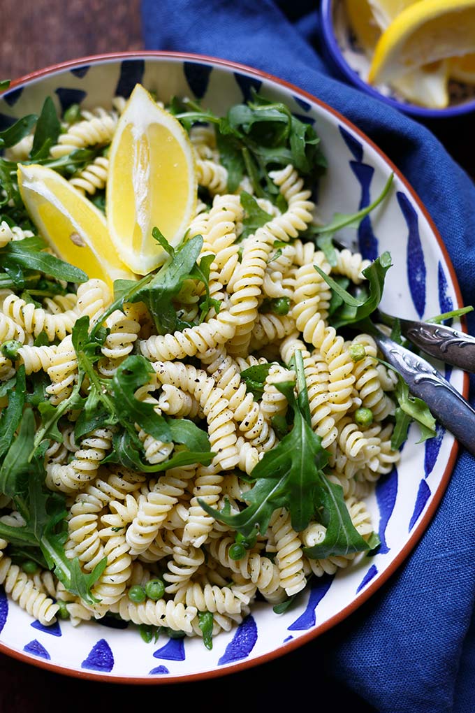 20-Minuten Rucola-Erbsen-Nudelsalat mit Joghurt-Dill-Sauce. Dieses frühlingshafte 8-Zutaten Rezept ist super einfach, zitronig und lecker! - Kochkarussell.com #nudelsalat #pastasalad #spring