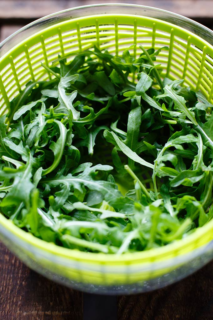 20-Minuten Rucola-Erbsen-Nudelsalat mit Joghurt-Dill-Sauce. Dieses frühlingshafte 8-Zutaten Rezept ist super einfach, zitronig und lecker! - Kochkarussell.com #nudelsalat #pastasalad #spring