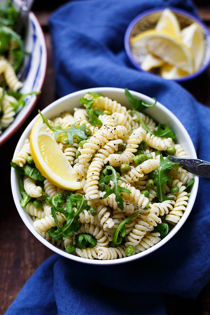 20-Minuten Rucola-Erbsen-Nudelsalat mit Joghurt-Dill-Sauce. Dieses frühlingshafte 8-Zutaten Rezept ist super einfach, zitronig und lecker! - Kochkarussell.com #nudelsalat #pastasalad #spring