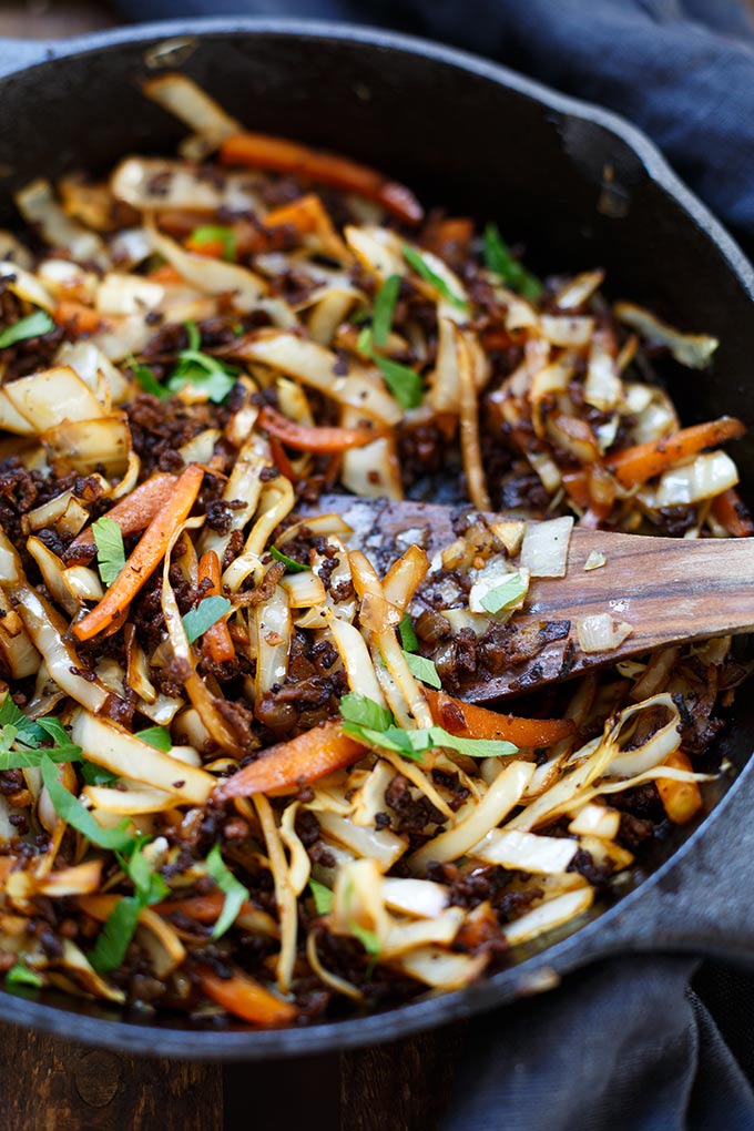 Spring Roll Bowl: 15 schnelle und einfache Low Carb Rezepte für einen leichten Start ins Jahr. Kochkarussell - dein Foodblog für schnelle und einfache Feierabendküche. #lowcarb #schnellundleicht #feierabendküche #kochkarussell