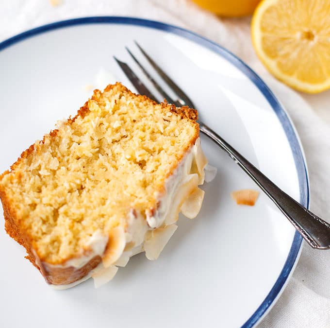 Zitronen-Kokos-Kuchen mit zitronigem Creme Fraiche-Topping