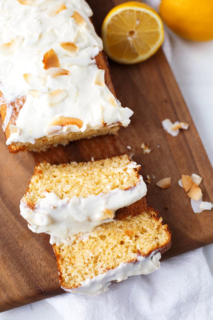 Zitronen-Kokos-Kuchen mit zitronigem Creme Fraiche-Topping