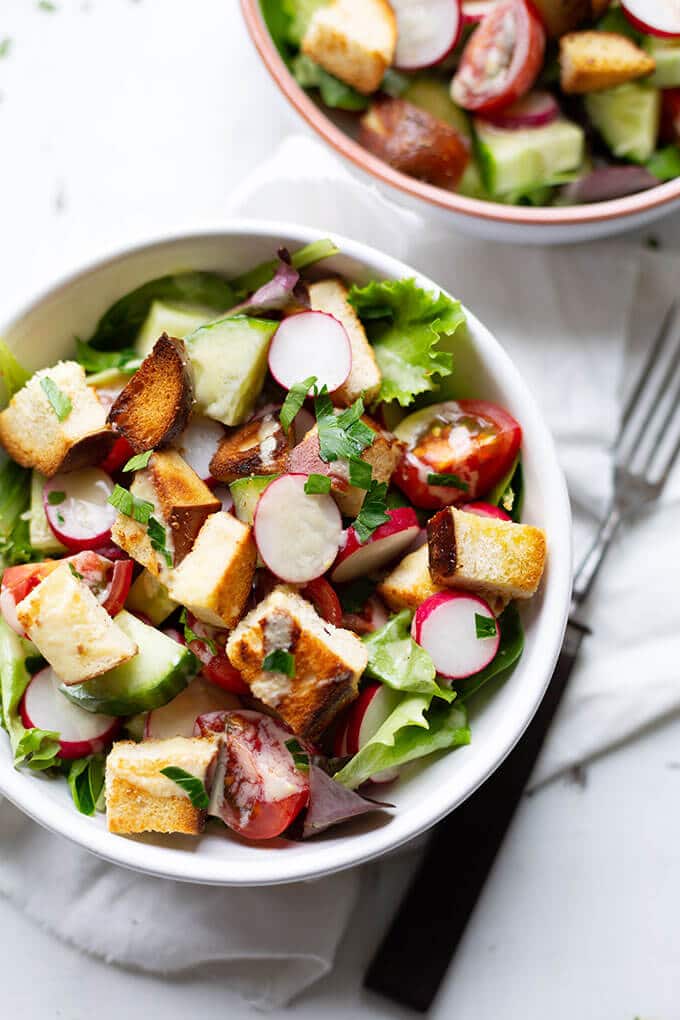 Dieser Brezensalat mit Honig-Senf-Dressing ist der perfekte Frühlingssalat! Das 10-Zutaten Rezept ist schnell, einfach, frisch und sättigend. - Kochkarussell.com