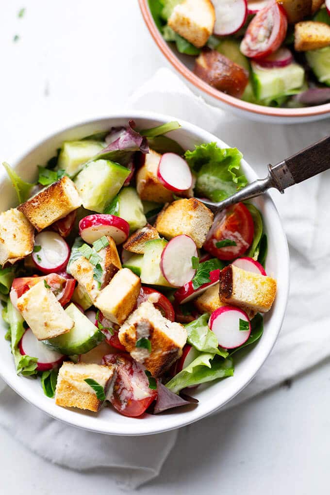 Dieser Brezensalat mit Honig-Senf-Dressing ist der perfekte Frühlingssalat! Das 10-Zutaten Rezept ist schnell, einfach, frisch und sättigend. - Kochkarussell.com