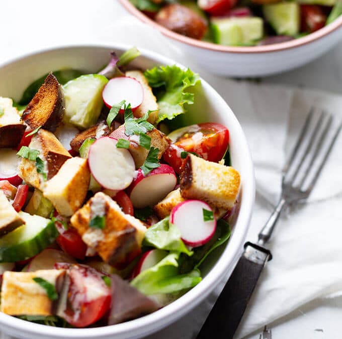 Frühlingshafter Brezensalat mit Honig-Senf-Dressing