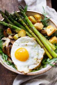 Bombastische Kartoffel Spargel Power Bowl mit Spiegelei