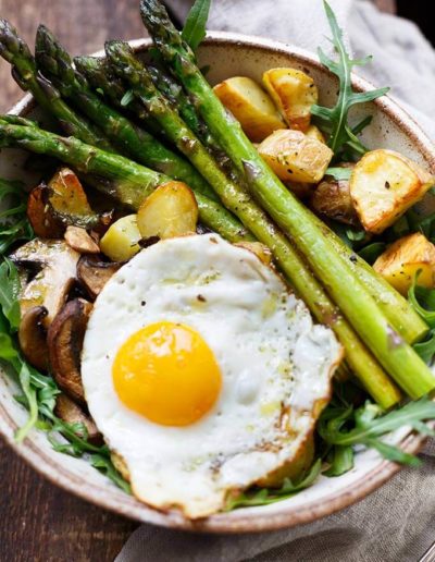 Bombastische Kartoffel Spargel Power Bowl mit Spiegelei