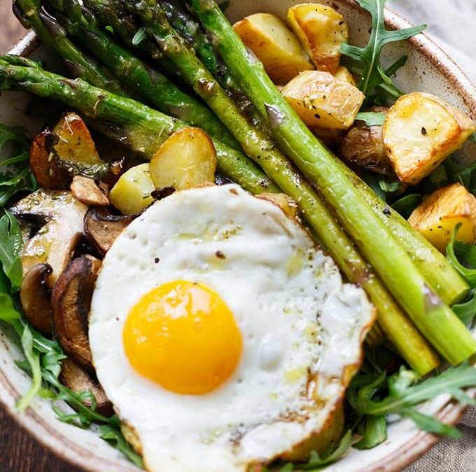 Bombastische Kartoffel Spargel Power Bowl mit Spiegelei