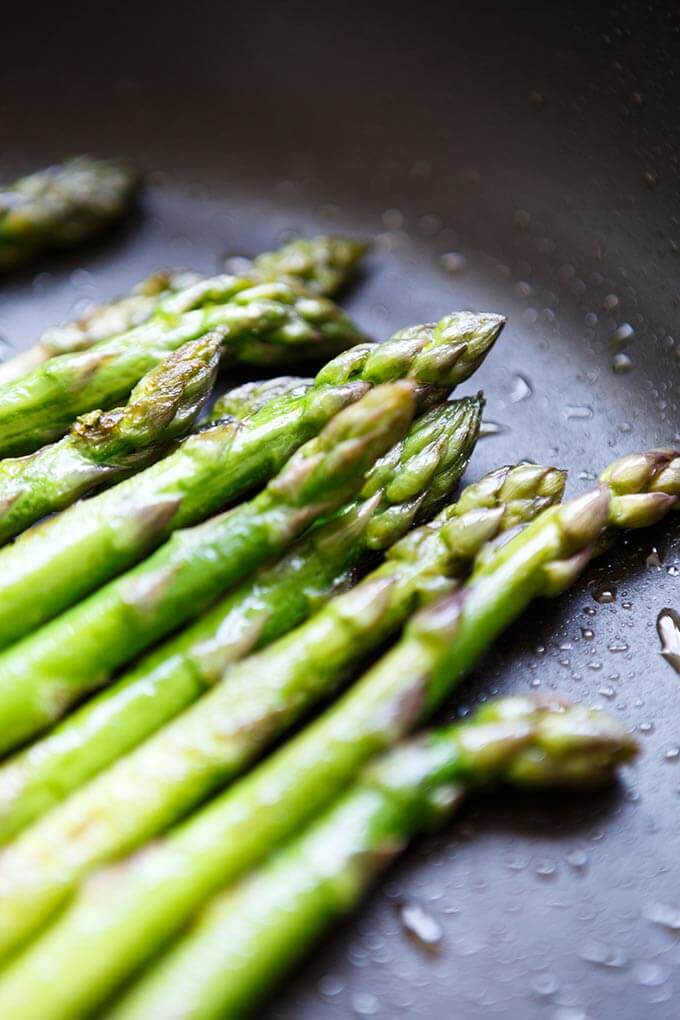 OMG, die Kartoffel Spargel Power Bowl ist SO gut! Dieses einfache und gesunde Rezept schmeckt allen und ist perfekt für den Frühling! - Kochkarussell.com #spargel #grünerspargel #frühling #rezept