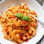 Nudeln-mit-Garnelen-und-Tomaten-Sahnesauce-3