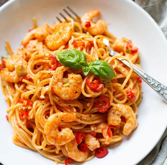 Nudeln mit Garnelen und Tomaten-Sahnesauce (20 Minuten!)