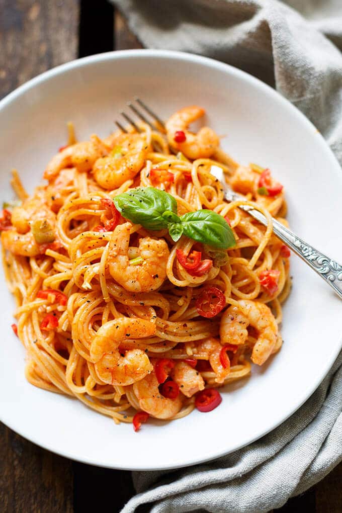 Nudeln mit Garnelen und Tomaten-Sahnesauce (20 Minuten!)