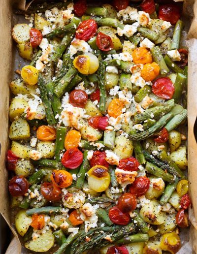 Ofenkartoffeln mit grünem Spargel, Tomaten und Feta (nur ein Blech!)