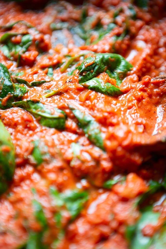 15-Minuten Pasta mit Tomaten-Frischkäse-Sauce und Spinat. Dieses einfache 9-Zutaten Rezept ist unglaublich cremig, tomatig und schnell gemacht. Perfekt! - Kochkarussell.com