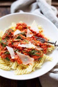 Pasta mit Tomaten-Frischkäse-Sauce und Spinat