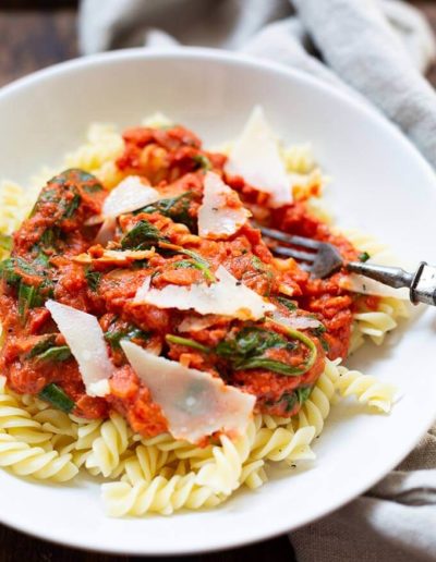 Pasta mit Tomaten-Frischkäse-Sauce und Spinat
