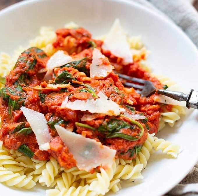 Pasta mit Tomaten-Frischkäse-Sauce und Spinat (15 Minuten!)