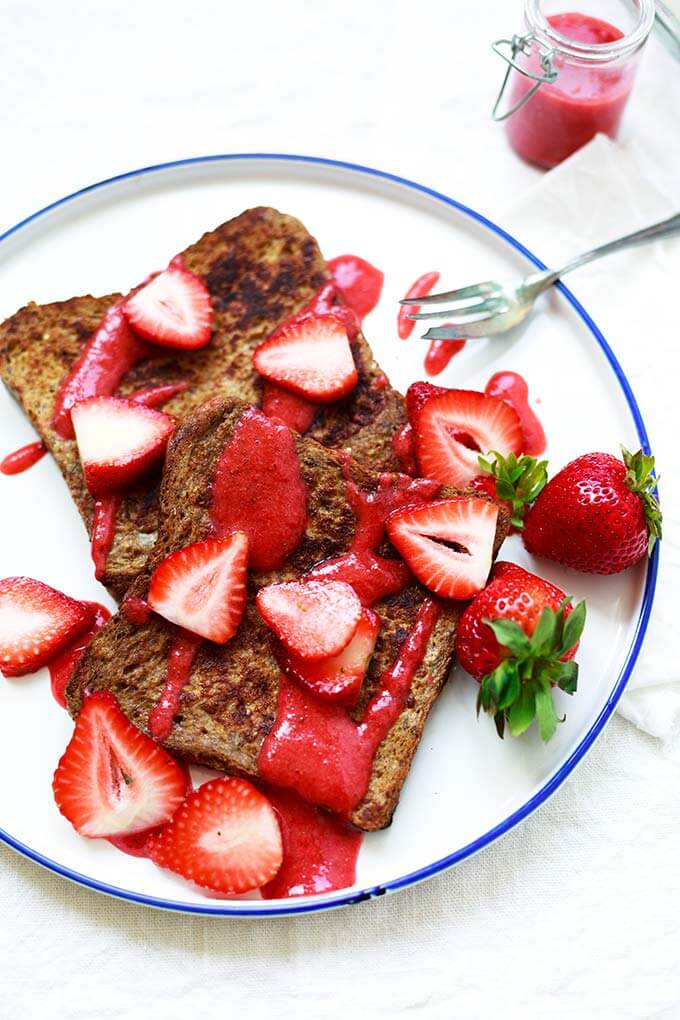 Strawberry French Toast mit schneller Erdbeersauce mit Erdbeeren, Ahornsirup, Vollkorntoast und Zimt. Dieses schnelle Frühstücksrezept aus 7 Zutaten ist super einfach, erdbeerig und unglaublich gut! - Kochkarussell.com #erdbeeren #frenchtoast #frühstück #brunch