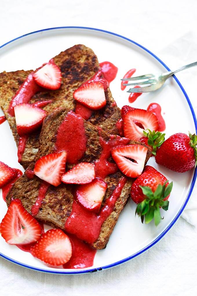 Strawberry French Toast mit schneller Erdbeersauce mit Erdbeeren, Ahornsirup, Vollkorntoast und Zimt. Dieses schnelle Frühstücksrezept aus 7 Zutaten ist super einfach, erdbeerig und unglaublich gut! - Kochkarussell.com #erdbeeren #frenchtoast #frühstück #brunch