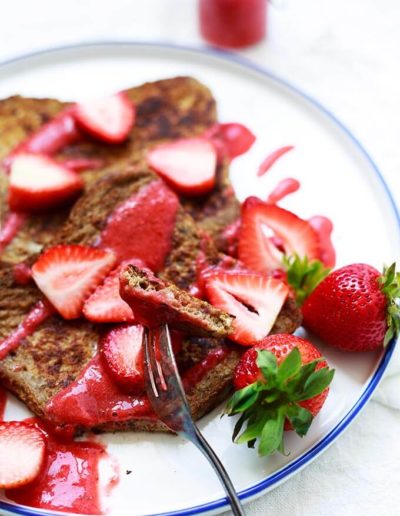 Strawberry French Toast mit schneller Erdbeersauce