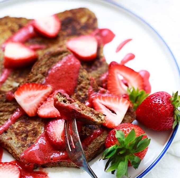 Strawberry French Toast mit schneller Erdbeersauce (Nur 7 Zutaten!)