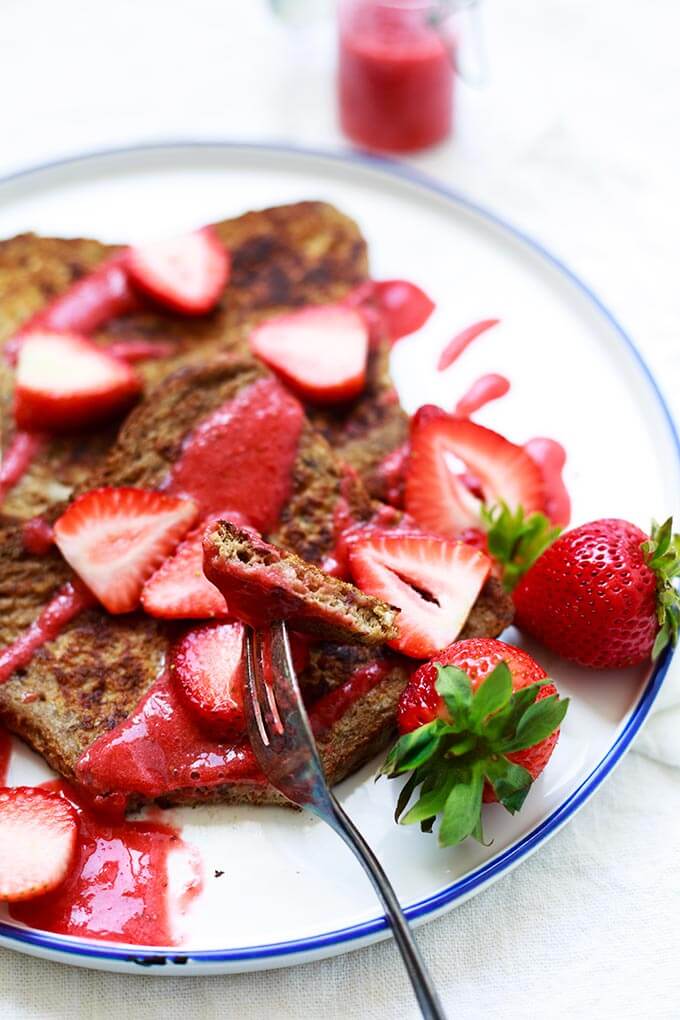 Strawberry French Toast mit schneller Erdbeersauce