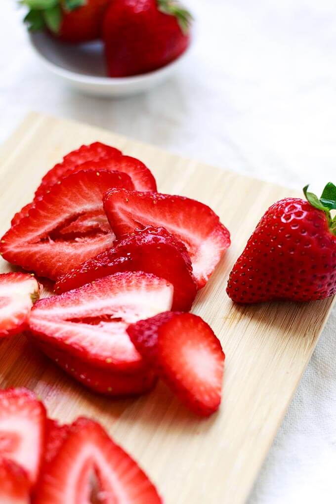 Strawberry French Toast mit schneller Erdbeersauce mit Erdbeeren, Ahornsirup, Vollkorntoast und Zimt. Dieses schnelle Frühstücksrezept aus 7 Zutaten ist super einfach, erdbeerig und unglaublich gut! - Kochkarussell.com #erdbeeren #frenchtoast #frühstück #brunch