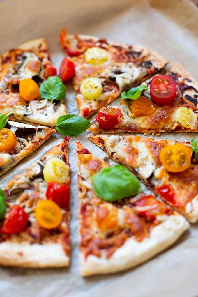 OMG, Blitzpizza ohne Pizzateig! Dieses schnelle Rezept für den Feierabend ist die perfekte Alternative zu Pizza. Käsig, einfach und SO gut. - Kochkarussell.com #blitzpizza #pizza #schnellundeinfach #rezept