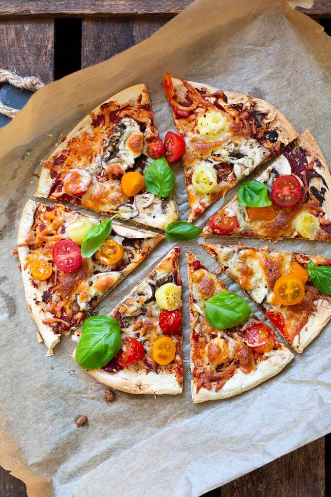 OMG, Blitzpizza ohne Pizzateig! Dieses schnelle Rezept für den Feierabend ist die perfekte Alternative zu Pizza. Käsig, einfach und SO gut. - Kochkarussell.com #blitzpizza #pizza #schnellundeinfach #rezept