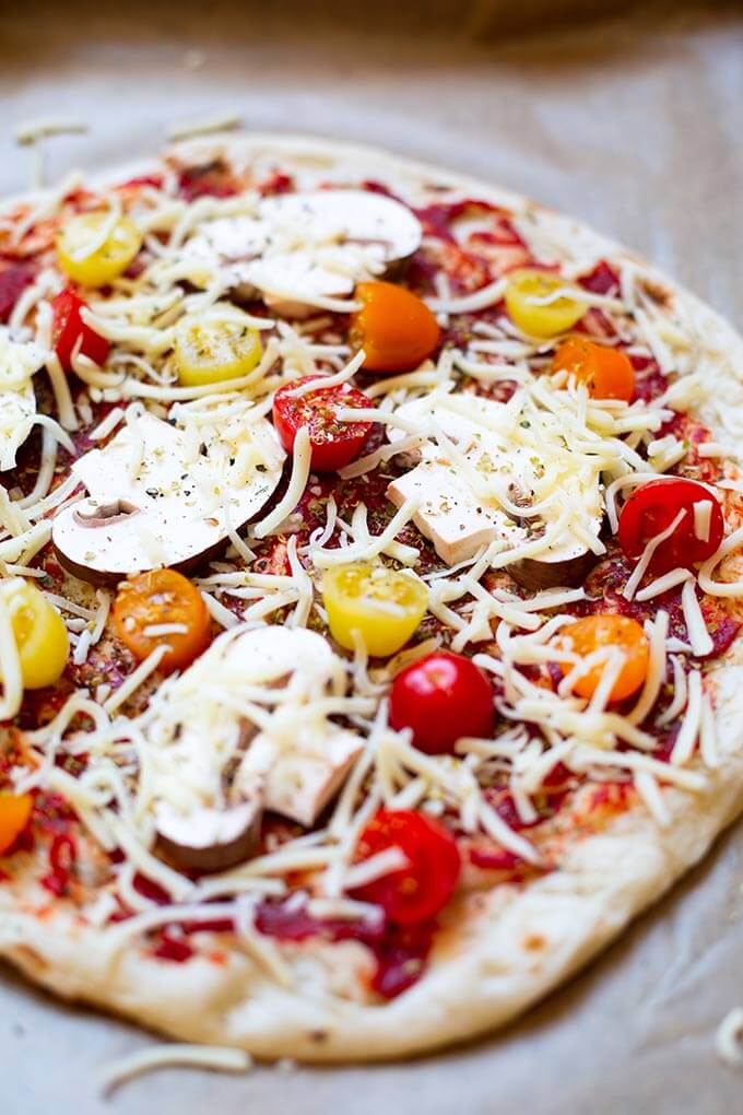 OMG, Blitzpizza ohne Pizzateig! Dieses schnelle Rezept für den Feierabend ist die perfekte Alternative zu Pizza. Käsig, einfach und SO gut. - Kochkarussell.com #blitzpizza #pizza #schnellundeinfach #rezept