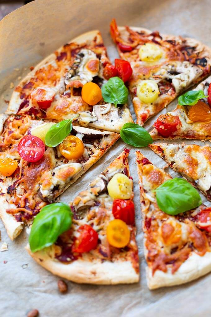 OMG, Blitzpizza ohne Pizzateig! Dieses schnelle Rezept für den Feierabend ist die perfekte Alternative zu Pizza. Käsig, einfach und SO gut. - Kochkarussell.com #blitzpizza #pizza #schnellundeinfach #rezept