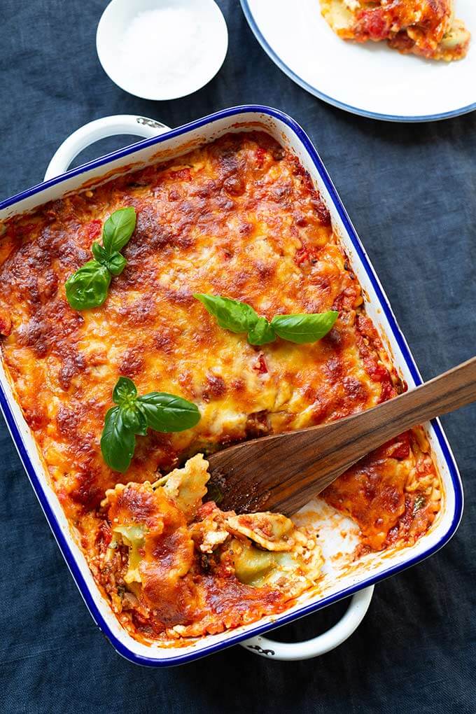 Werbung. Die Ravioli-Lasagne ist extrakäsig, würzig und viel einfacher als normale Lasagne. Schnell, einfach und ein 10-Zutaten Rezept, so gut! - Kochkarussell.com #raviolilasagne #lasagne #abendessen #ravioli #rezept