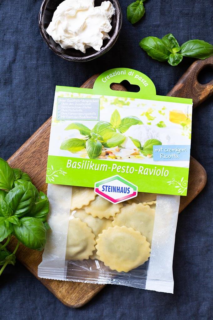 Werbung. Die Ravioli-Lasagne ist extrakäsig, würzig und viel einfacher als normale Lasagne. Schnell, einfach und ein 10-Zutaten Rezept, so gut! - Kochkarussell.com #raviolilasagne #lasagne #abendessen #ravioli #rezept