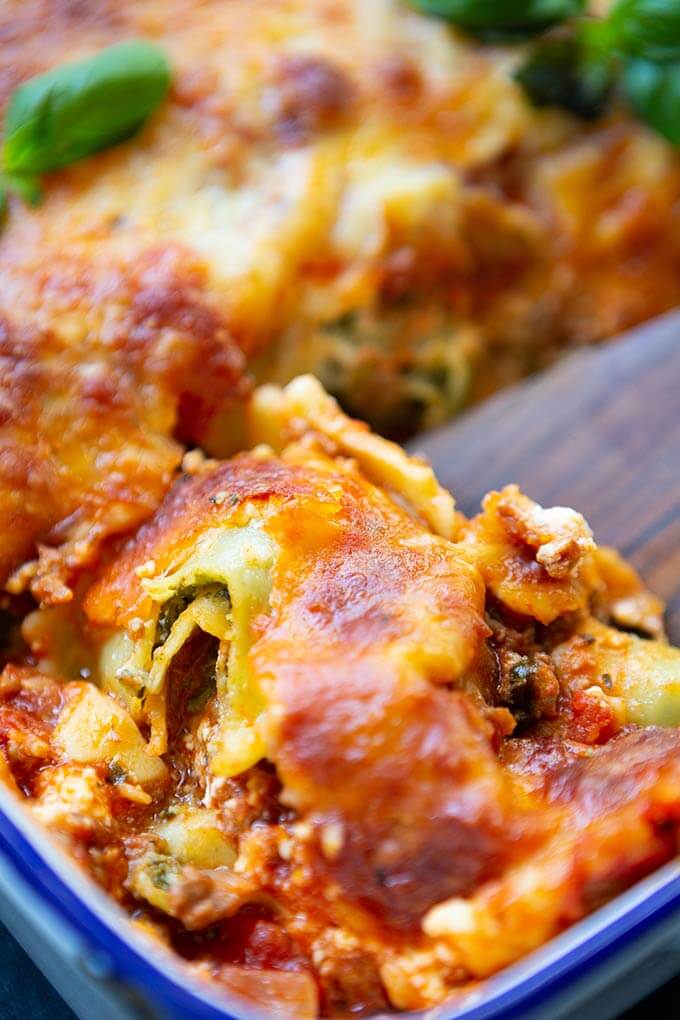 Werbung. Die Ravioli-Lasagne ist extrakäsig, würzig und viel einfacher als normale Lasagne. Schnell, einfach und ein 10-Zutaten Rezept, so gut! - Kochkarussell.com #raviolilasagne #lasagne #abendessen #ravioli #rezept