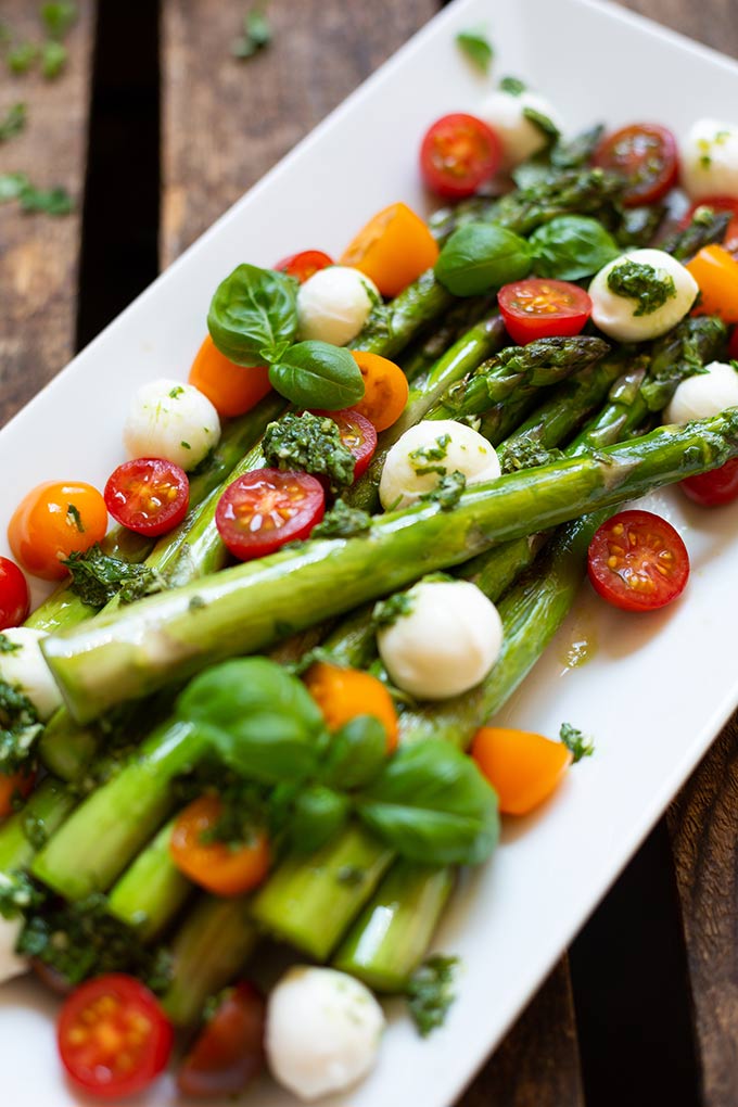 Spargel-Caprese-Salat mit Basilikum-Dressing - Kochkarussell Foodblog - leichtes Frühlingsrezept, perfekte Grillbeilage, lowcarb und ein schnelles Abendessen #salat #spargel #caprese #frühlingsrezept #lowcarb 