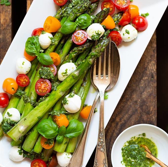 Spargel-Caprese-Salat mit Basilikum-Dressing