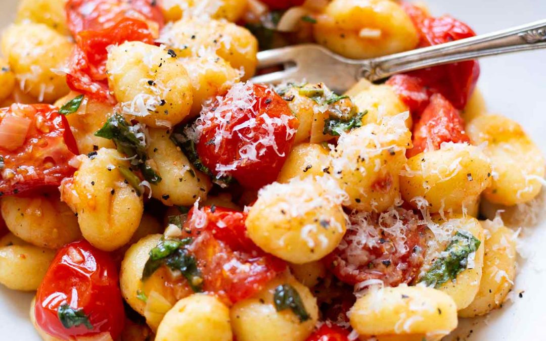 15-Minuten Gnocchi mit geschmolzenen Tomaten und Basilikum