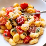 15-Minuten-Gnocchi-mit-geschmolzenen-Tomaten-und-Basilikum-1
