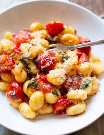 15-Minuten Gnocchi mit geschmolzenen Tomaten und Basilikum