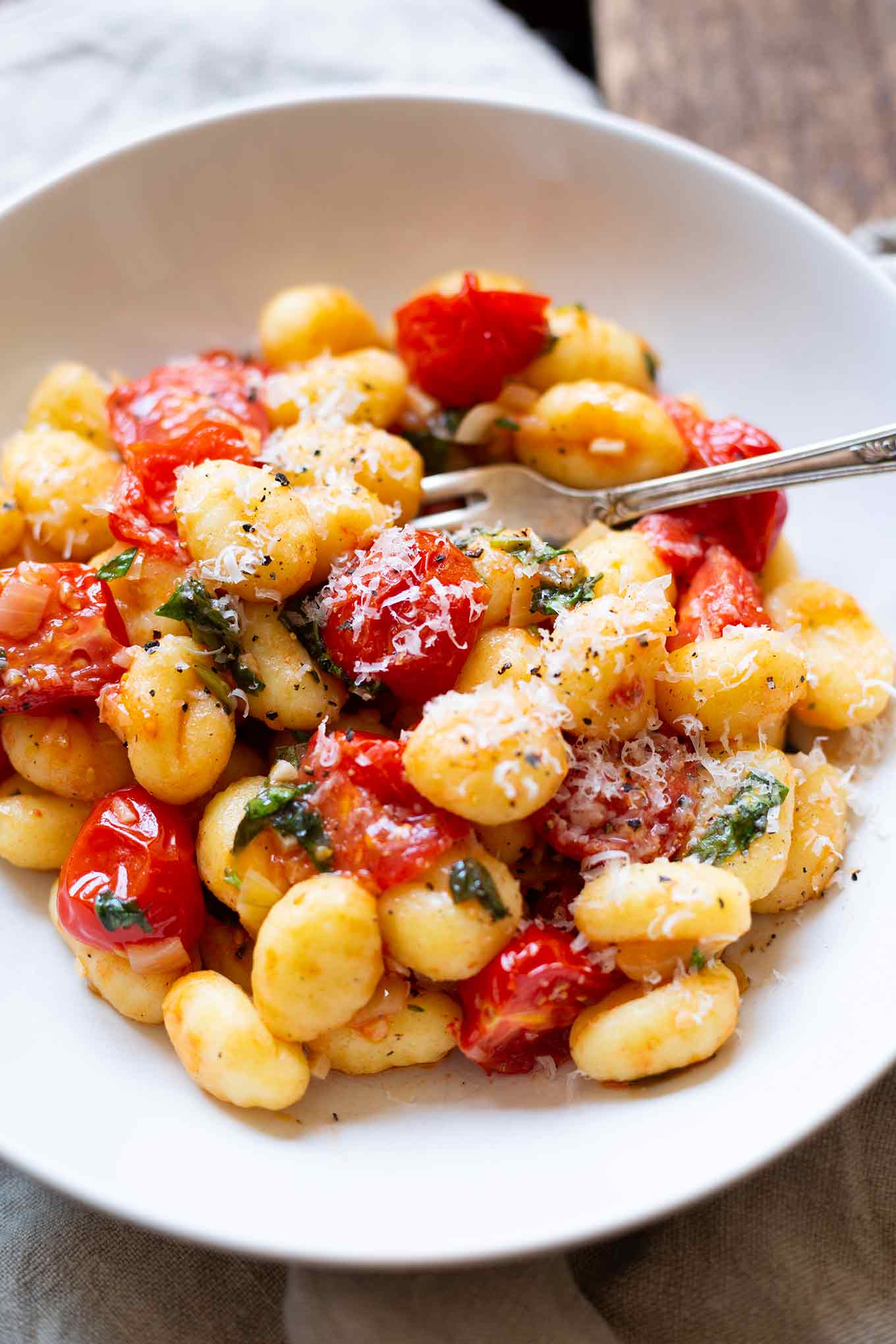 15-Minuten Gnocchi mit geschmolzenen Tomaten und Basilikum. Dieses schnelle und einfache 6-Zutaten Rezept ist perfekt für den Feierabend. Ultra gut! - Kochkarussell.com #gnocchi #rezept #tomaten #soulfood 